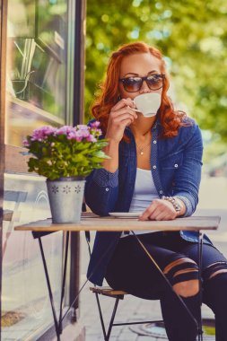 Kızıl saçlı kadın portresi