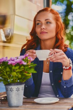 Erkek bir kafede kahve içer.