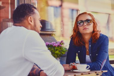 Kafede kahve içen çift.