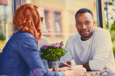 Kafede kahve içen çift.