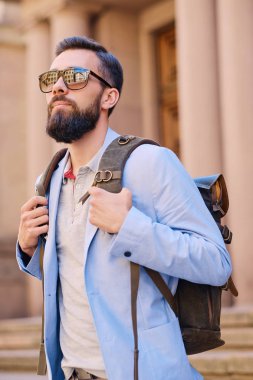 bir sırt çantası ile adam.