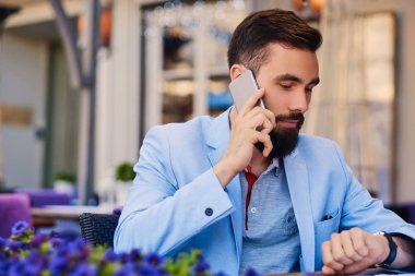 Mavi bir ceket ve moda sakallı adam