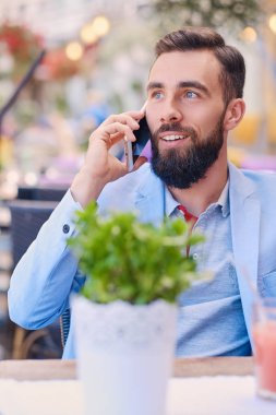 Mavi bir ceket ve moda sakallı adam