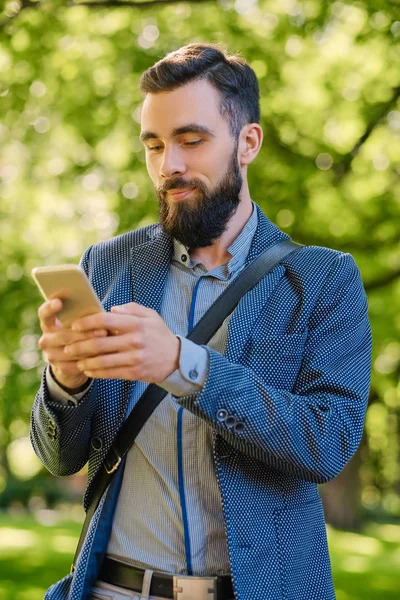 Elegante hombre barbudo con teléfono inteligente —  Fotos de Stock