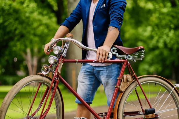 Человек на ретро-велосипеде — стоковое фото