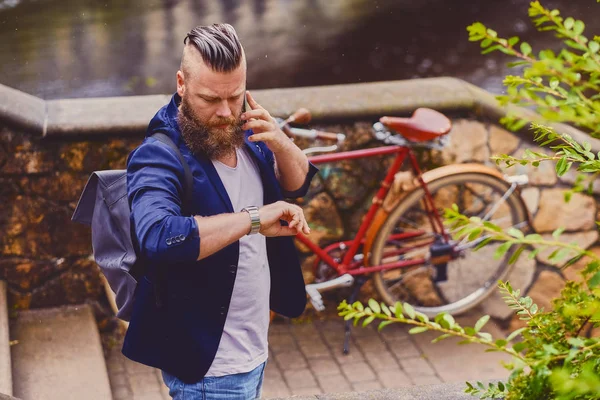 Uomo barbuto casual in un parco — Foto Stock