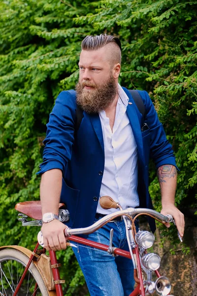 Человек на ретро-велосипеде — стоковое фото