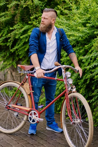 Бородатый мужчина в синей куртке и на велосипеде — стоковое фото