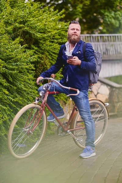 Случайный бородатый мужчина в парке — стоковое фото
