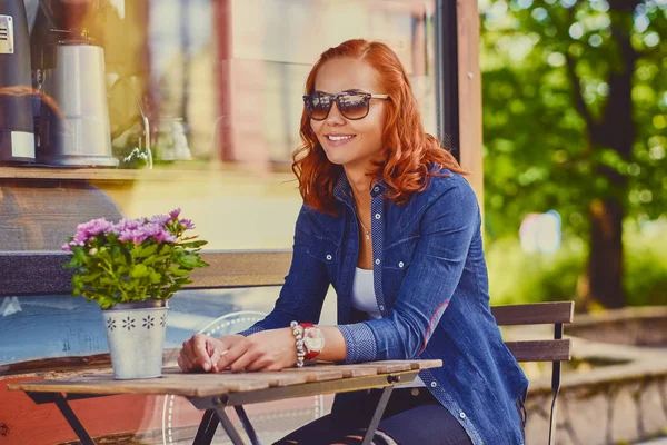 Portret van roodharige vrouw — Stockfoto