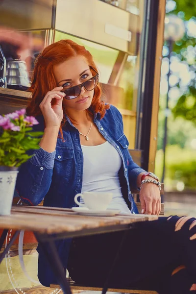 Roodharige vrouw in zonnebril — Stockfoto