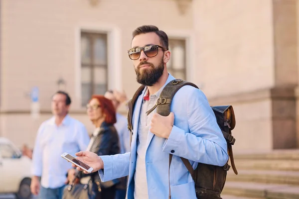 Viajero urbano barbudo hombre con una mochila —  Fotos de Stock