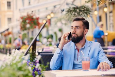 Şık sakallı adam görüşmeler akıllı telefon