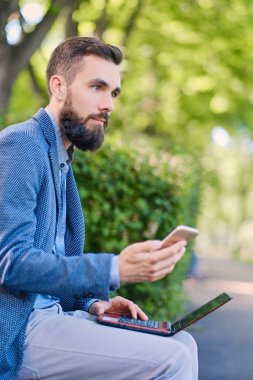 Akıllı telefon kullanan şık sakallı adam