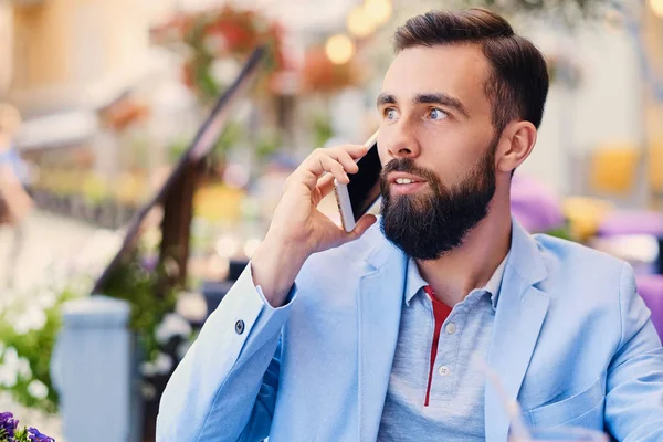 Hombre habla por teléfono inteligente —  Fotos de Stock