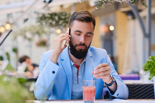 Şık sakallı adam görüşmeler akıllı telefon