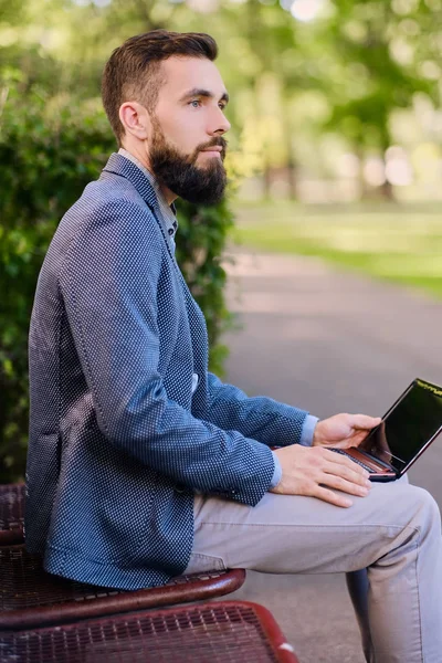 Man använder Laptop i en Park — Stockfoto