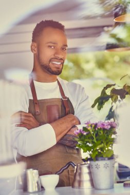 Siyah kahve satıcı çapraz kolları olan