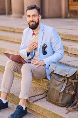 dizüstü bilgisayar kullanan sakallı adam