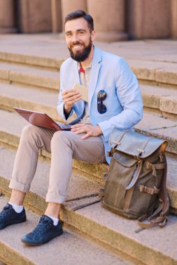 dizüstü bilgisayar kullanan sakallı adam