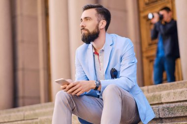 akıllı telefon kullanan şık adam