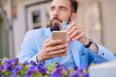 Şık erkek Smartphone kullanarak