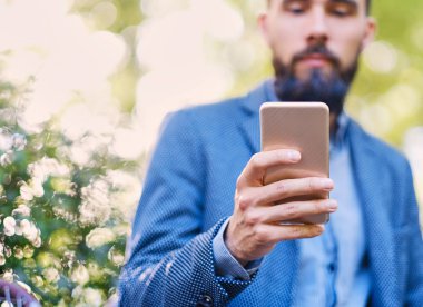 Smartphone kullanarak şık sakallı erkek