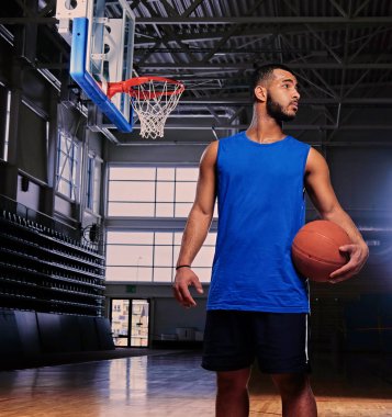 Basketbol oyuncusu bir topu tutuyor