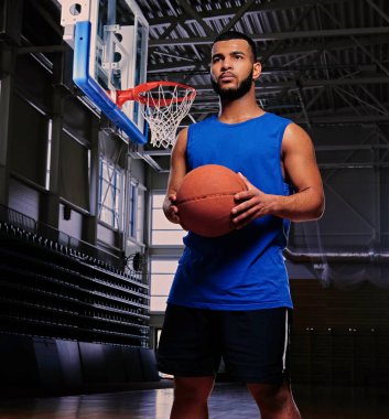 Basketbol oyuncusu bir topu tutuyor