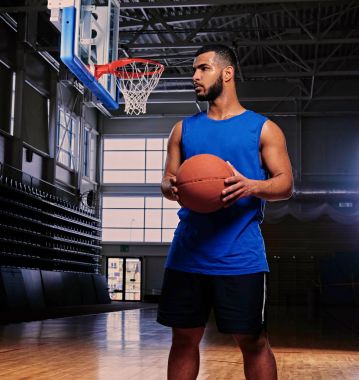Basketbol oyuncusu bir topu tutuyor