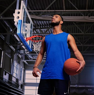 Siyah profesyonel basketbolcu