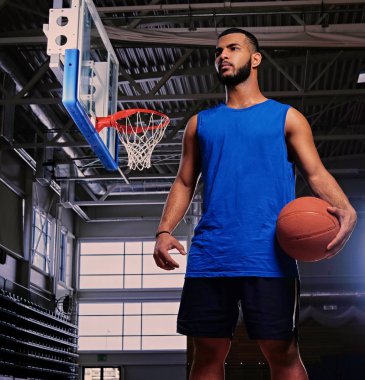 Siyah profesyonel basketbolcu