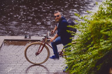 Retro bisikletle sakallı adam