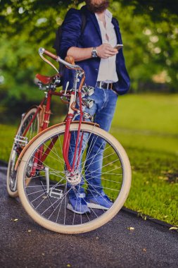 Sakallı adam Bisiklet ve smartphone