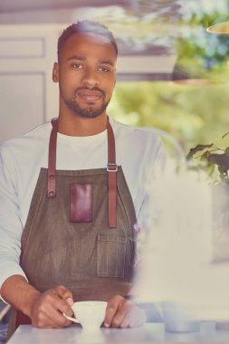 Siyah kahve satan bir dükkanda