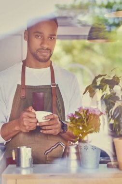 Siyah kahve satan bir dükkanda