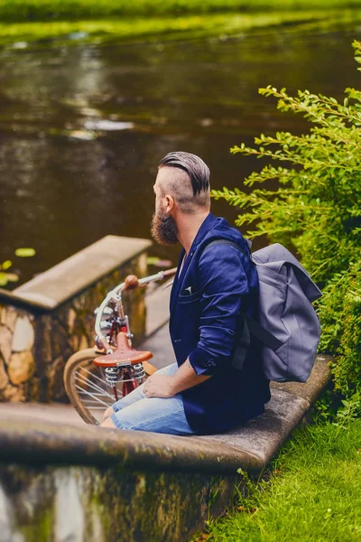 Uomo barbuto su una bicicletta retrò — Foto Stock