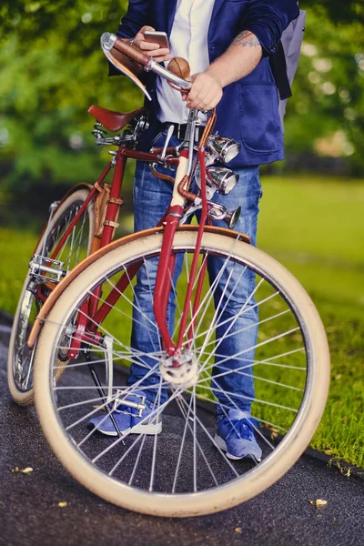 Człowiek na rowerze retro — Zdjęcie stockowe