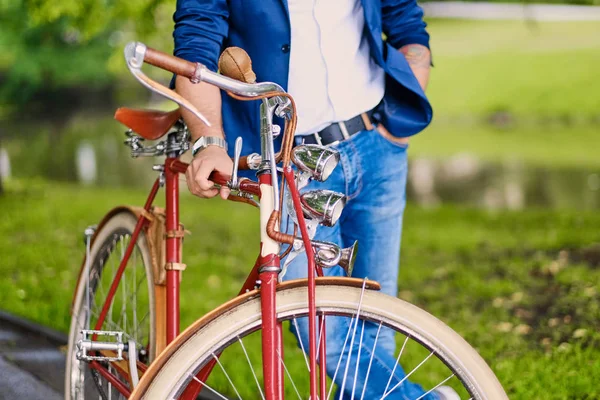 Mann auf Retro-Fahrrad — Stockfoto