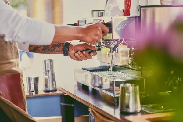 Mann bereitet Kaffee Latte zu — Stockfoto