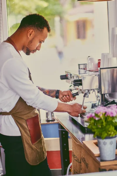 Siyah kahve satan bir dükkanda