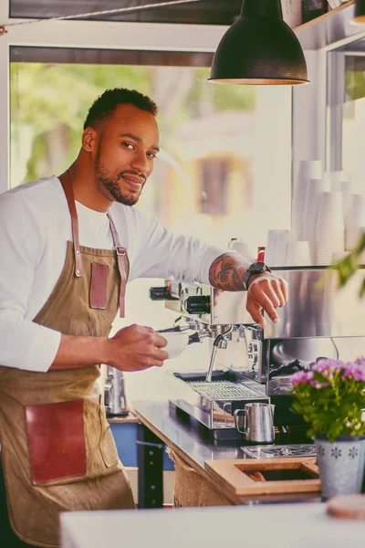 Siyah kahve satan bir dükkanda