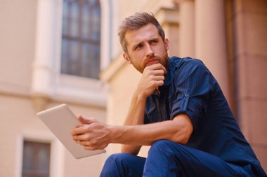 Sakallı erkek tablet kullanma