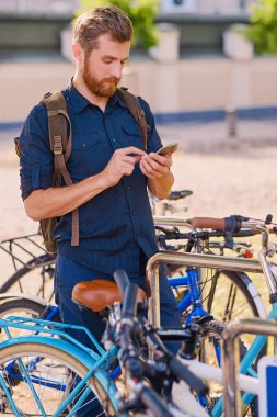 Park alanı smartphone kullanan adam