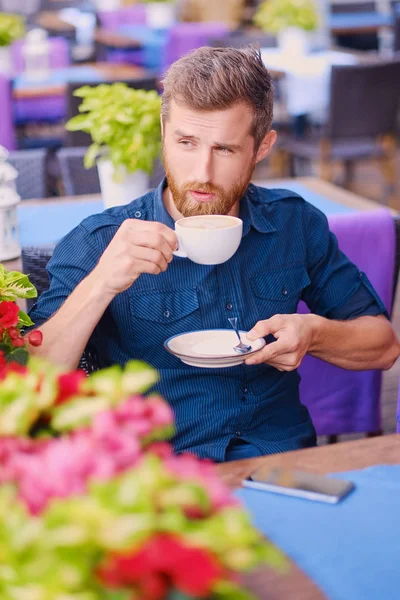 Homem em um café em uma rua — Fotografia de Stock