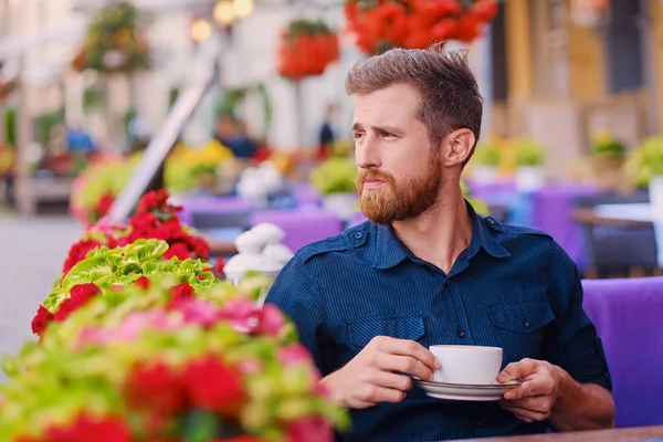 Homem em um café em uma rua — Fotografia de Stock