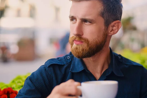 Bir kafede sakallı Kızıl saçlı adam — Stok fotoğraf