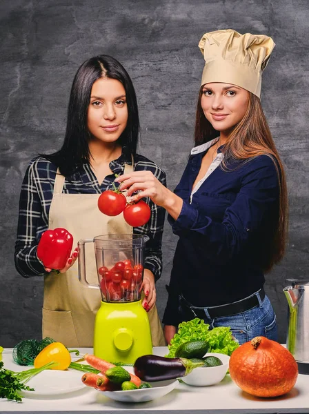 野菜ジュースを準備する女性 — ストック写真