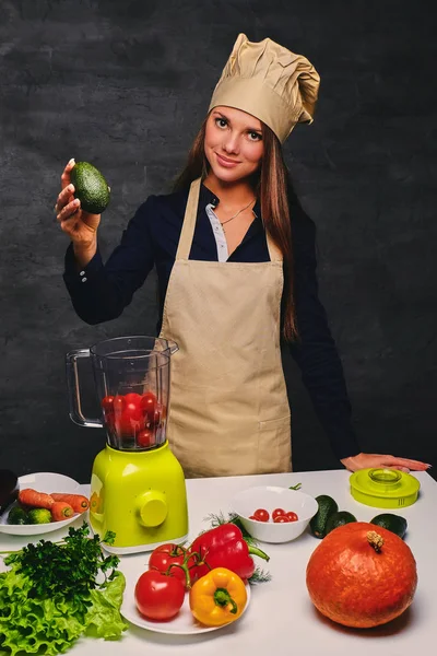 女性のコックを保持する野菜 — ストック写真