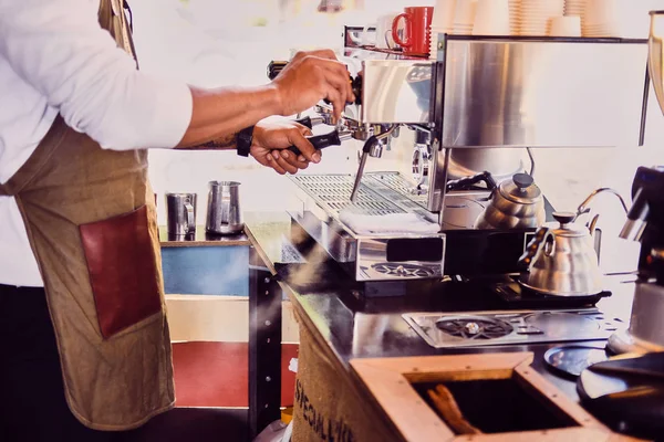 Homem derramando café — Fotografia de Stock